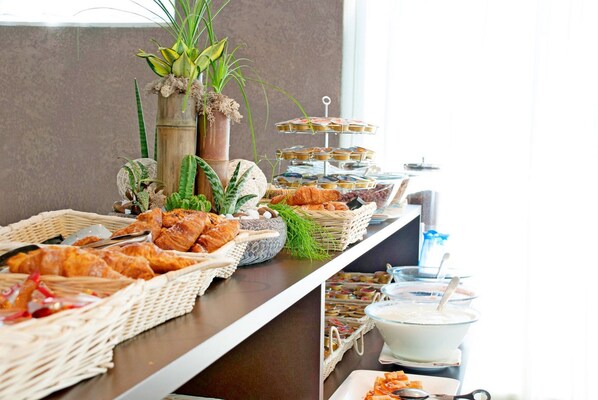 Daily buffet breakfast for a fee