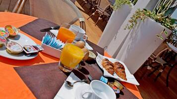 Colazione a buffet, servita tutte le mattine (14 EUR a persona)