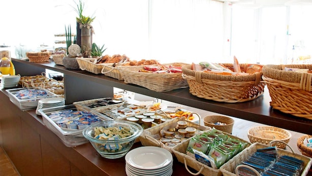 A buffet with various food items and baskets. - Hotel Carillon (Cervia)