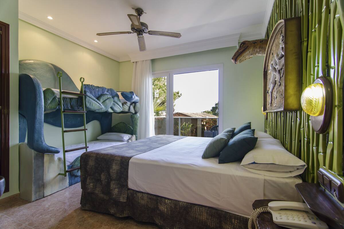 In-room safe, desk, WiFi (free), bed sheets
