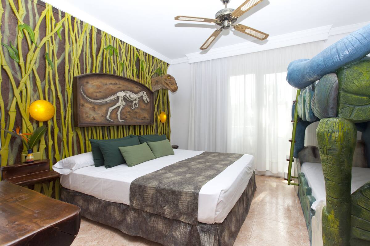 In-room safe, desk, WiFi (free), bed sheets