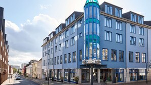 A blue hotel with a distinctive corner turret and multiple windows. - Atlantic Hotel Vegesack (Bremen)