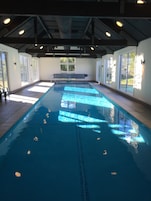 Una piscina cubierta