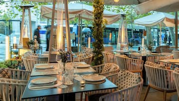 Se sirven desayunos y cocina española (con mesas al aire libre)