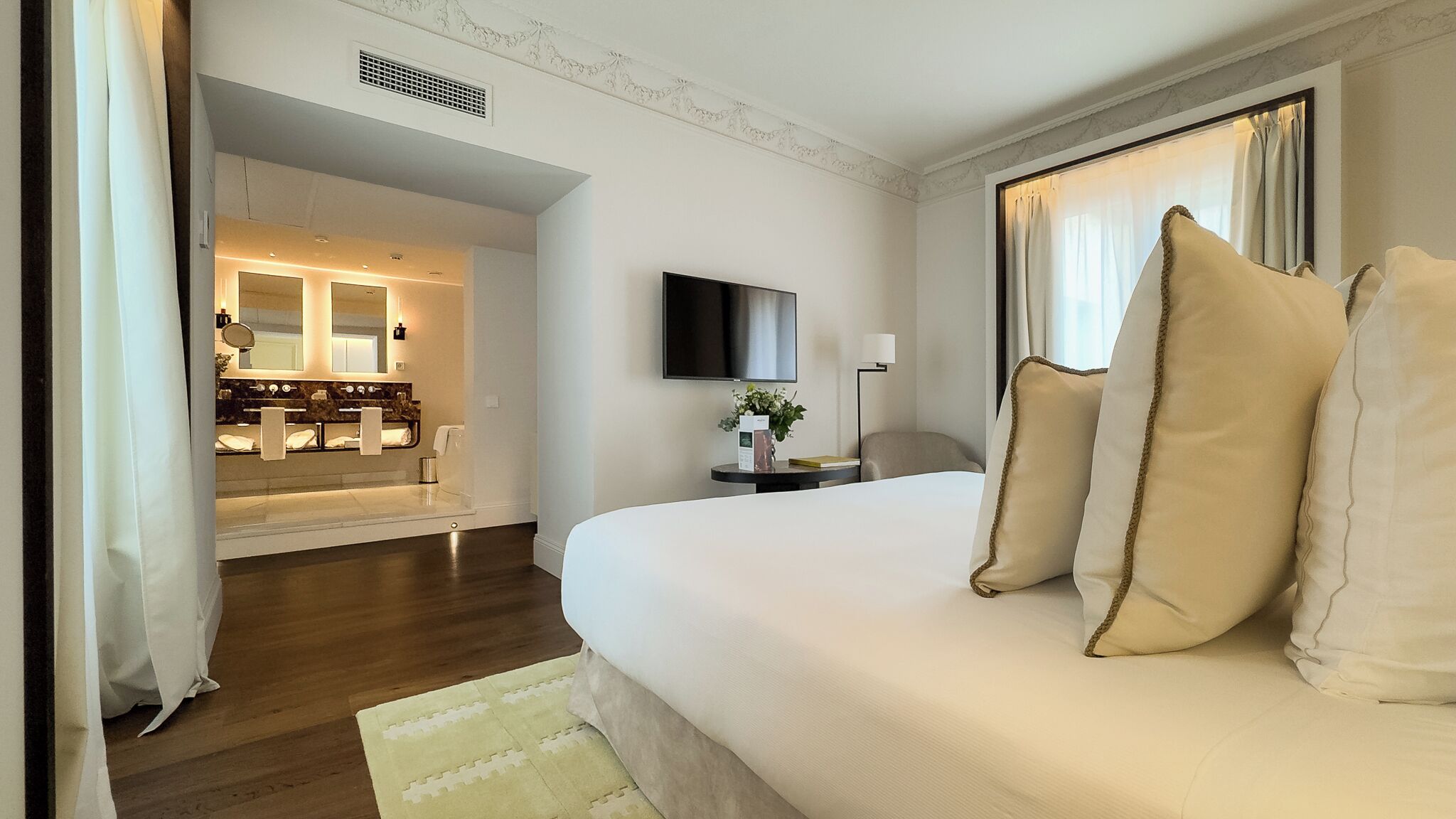 Ropa de cama de alta calidad, cubrecamas y minibar 