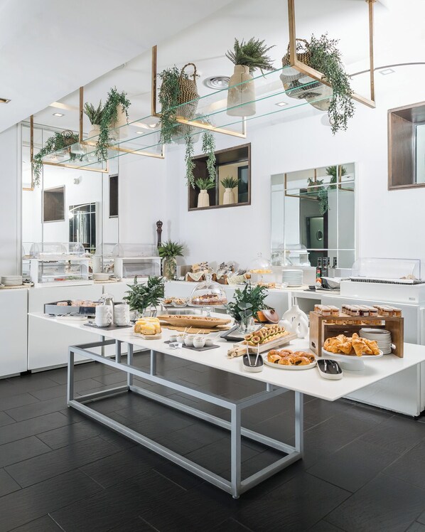 Café da manhã com buffet todos os dias (EUR 33 por pessoa)