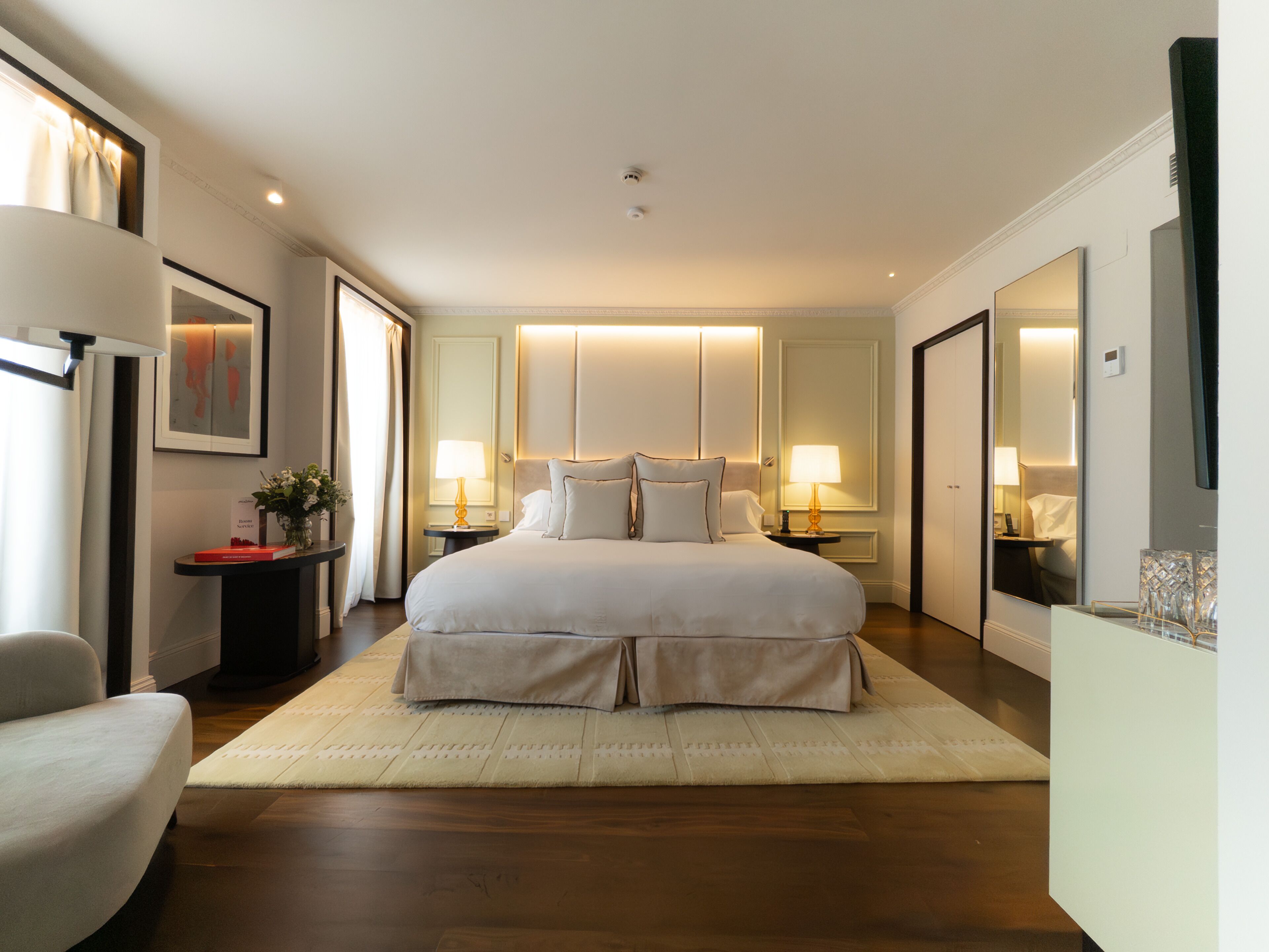 Ropa de cama de alta calidad, cubrecamas y minibar 