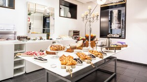 Montaje de bufé con diferentes platillos y un diseño interior moderno.