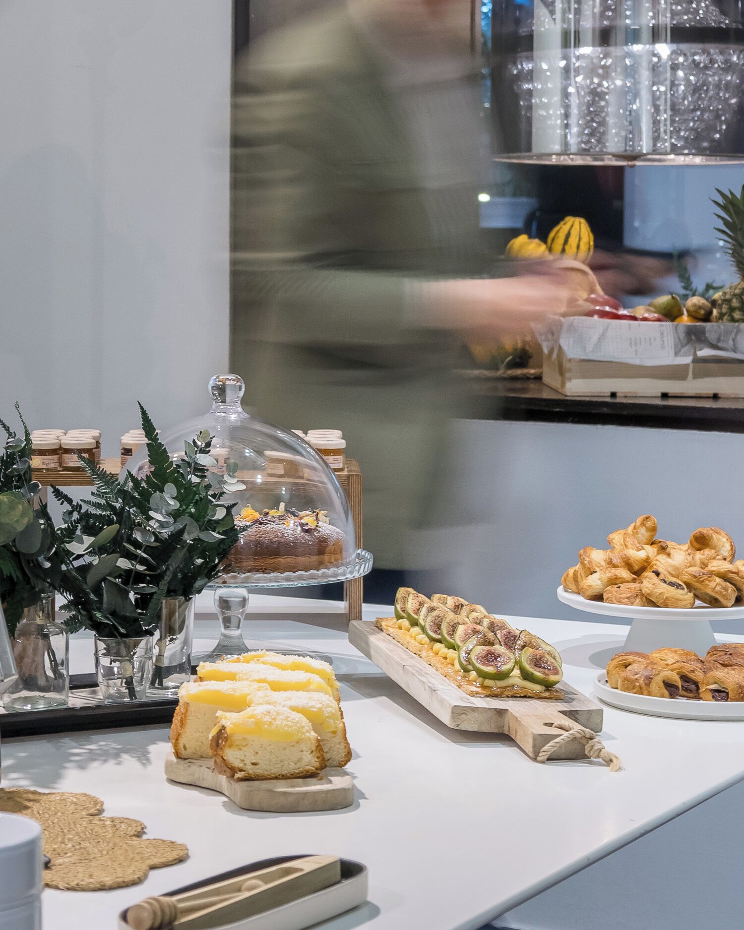 Un bufé con diversas opciones de comida, incluyendo pasteles, frutas y postres.