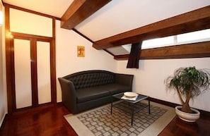 Suite (no elevator) | Area soggiorno | TV a schermo piatto
