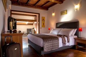 Suite (no elevator) | Hypo-allergenic bedding, in-room safe, desk, soundproofing - Suite Artis Barberini (Rome)