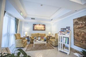 Lobby lounge - Hotel Villa Daphne (Giardini Naxos)