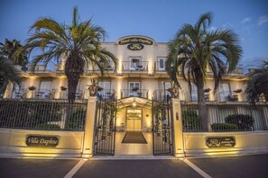 Façade de lâhĂ©bergement â soirĂ©e/nuit