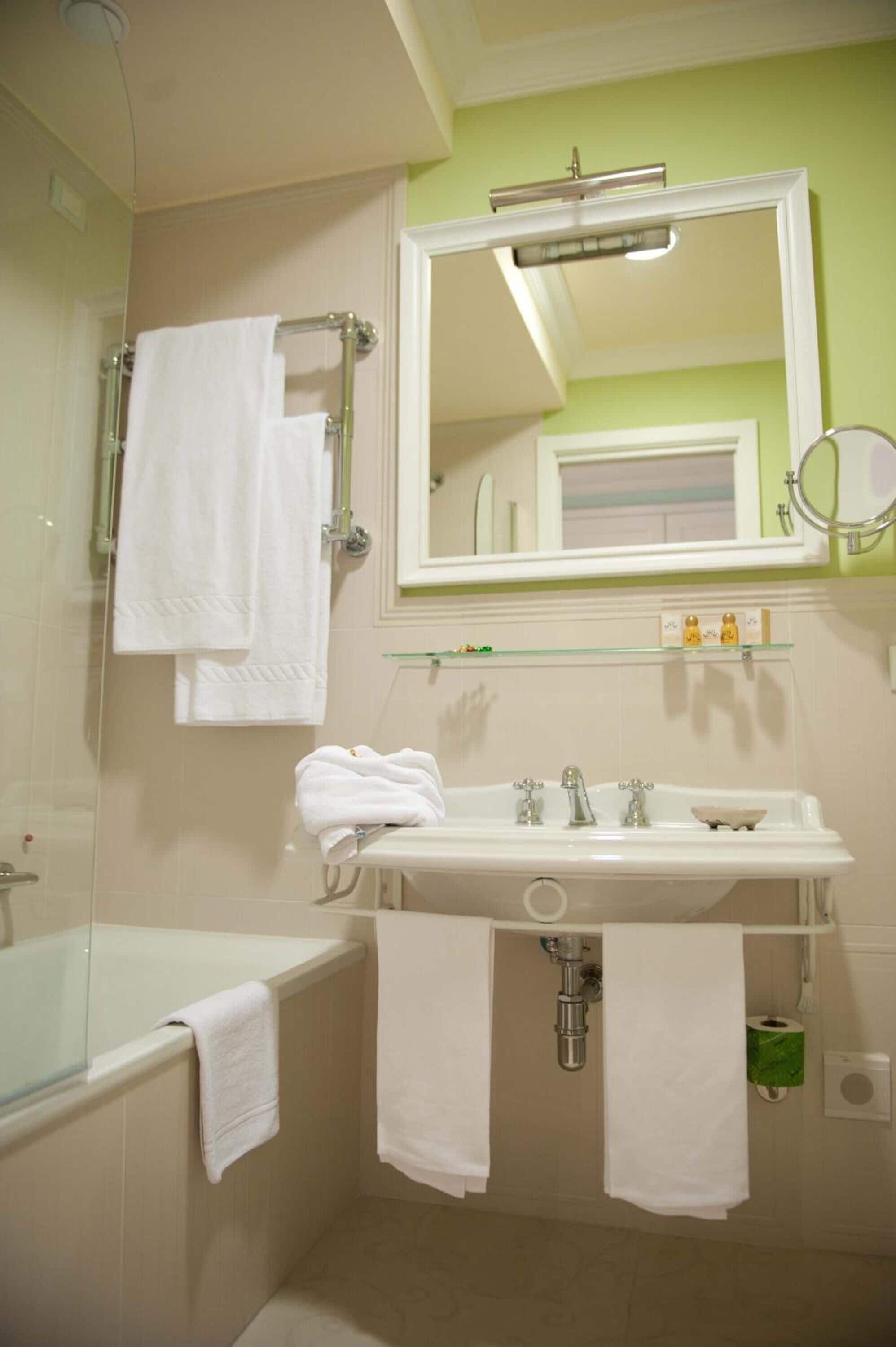 combined shower/bathtub, free toiletries, hair dryer, bidet