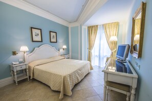 Superior Room | Minibar, in-room safe, desk, blackout drapes - Hotel Villa Daphne (Giardini Naxos)