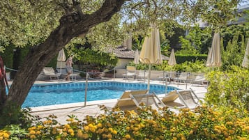 Una piscina al aire libre de temporada