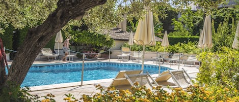 Una piscina al aire libre de temporada