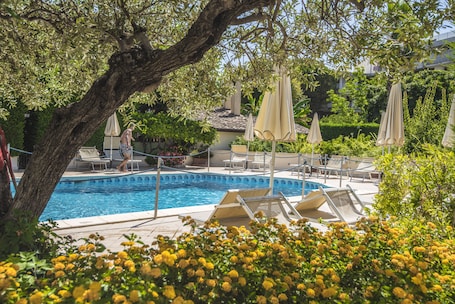 Una piscina al aire libre de temporada