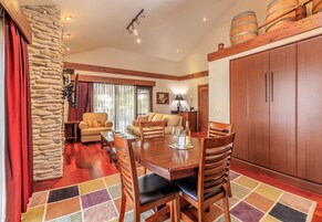 行政套房, 多张床 | 高档床上用品、加厚床垫、遮光窗帘、熨斗/熨衣板