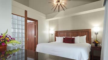Premier Suite, 1 King Bed | Premium bedding, pillow-top beds, blackout curtains, iron/ironing board