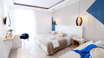 Et moderne hotelværelse med en stor seng, sengeborde, et skrivebord og en stol.