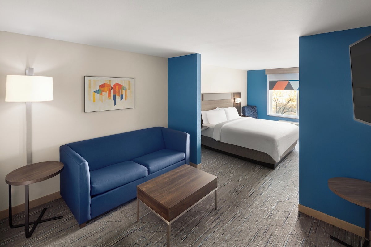 Suite, 1 Queen Bed | Desk, laptop workspace, blackout drapes, iron/ironing board