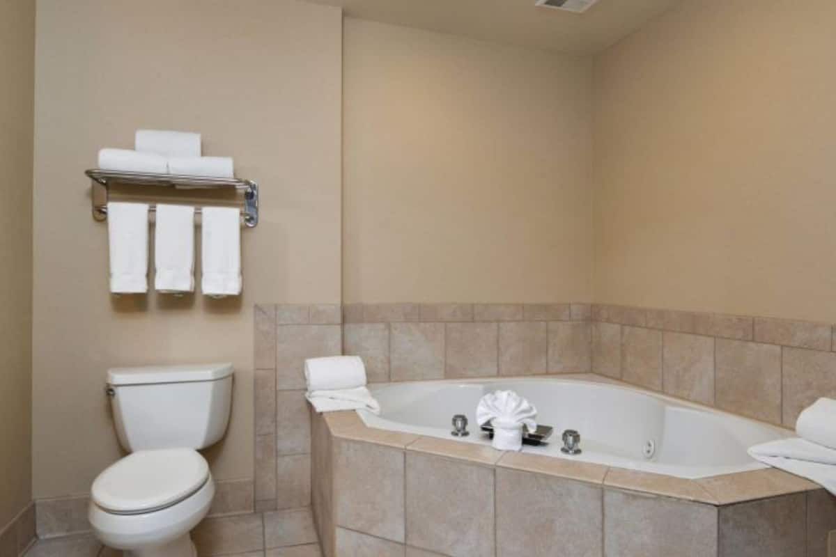 1 bedroom, desk, laptop workspace, blackout curtains