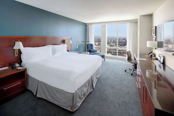 A hotel room with a large bed, a desk, a chair, and a TV. - InterContinental San Francisco by IHG (San Francisco)
