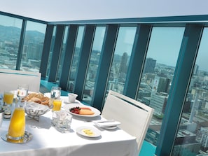 A high-rise dining area with a city view, a table set with breakfast, and a glass partition. - InterContinental San Francisco by IHG (San Francisco)