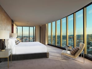 A modern hotel room with a large bed, a sitting area with a chair, and a city view through floor-to-ceiling windows. - InterContinental San Francisco by IHG (San Francisco)