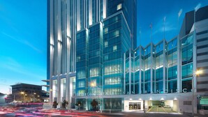 A modern building with a glass facade and a prominent entrance. - InterContinental San Francisco by IHG (San Francisco)