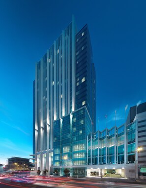 Un bâtiment moderne doté d’une façade en verre et d’une entrée imposante.