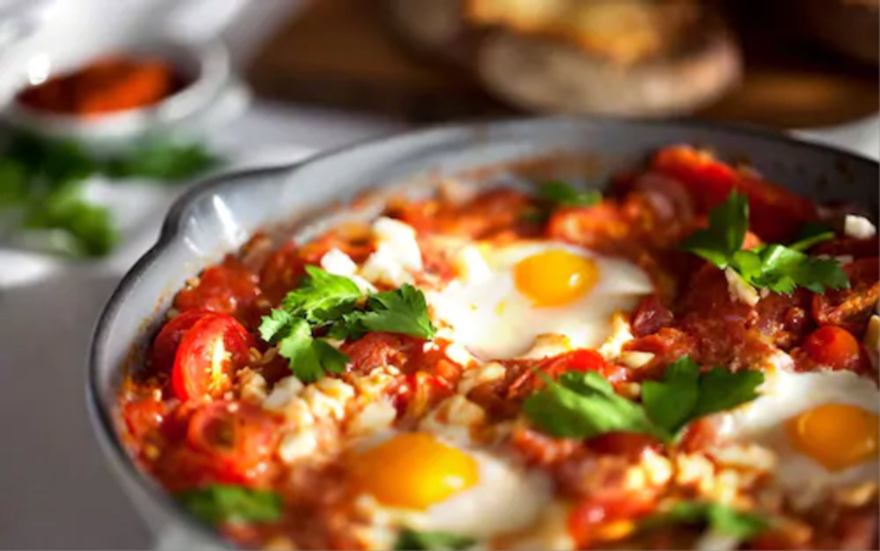 Un plat à base d’œufs, de tomates et d’herbes aromatiques.