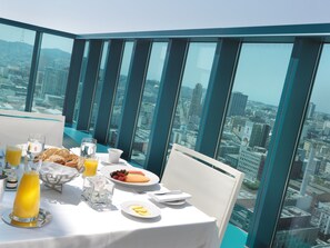 Premium bedding, in-room safe, desk, laptop workspace - InterContinental San Francisco by IHG (San Francisco)