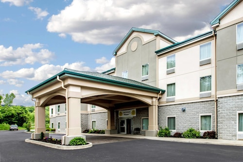 Quality Inn & Suites Fishkill South near I-84