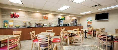 Ilmainen päivittäinen mannermainen aamiainen