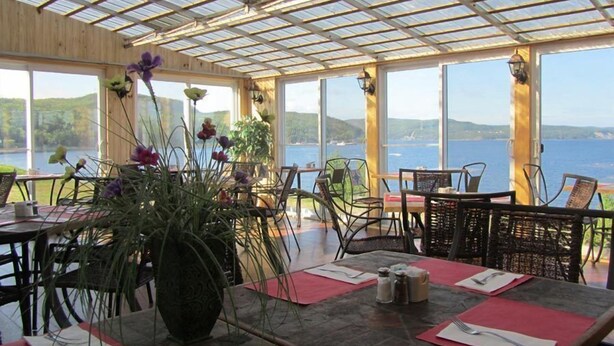 Breakfast, lunch and dinner served  - Motel le Vacancier (Baie Sainte-Catherine)