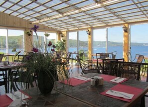 Breakfast, lunch and dinner served - Motel le Vacancier (Baie Sainte-Catherine)