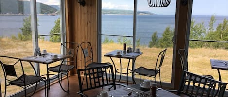 Breakfast (CAD 8 per person)