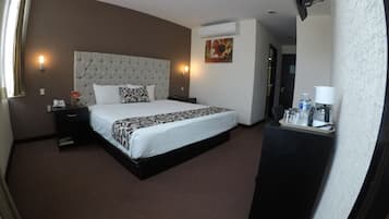 Standard-Einzelzimmer | Pillowtop-Betten, Zimmersafe, individuell dekoriert, Schreibtisch