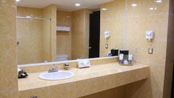 Double Room | Bathroom | Shower, free toiletries, hair dryer, towels