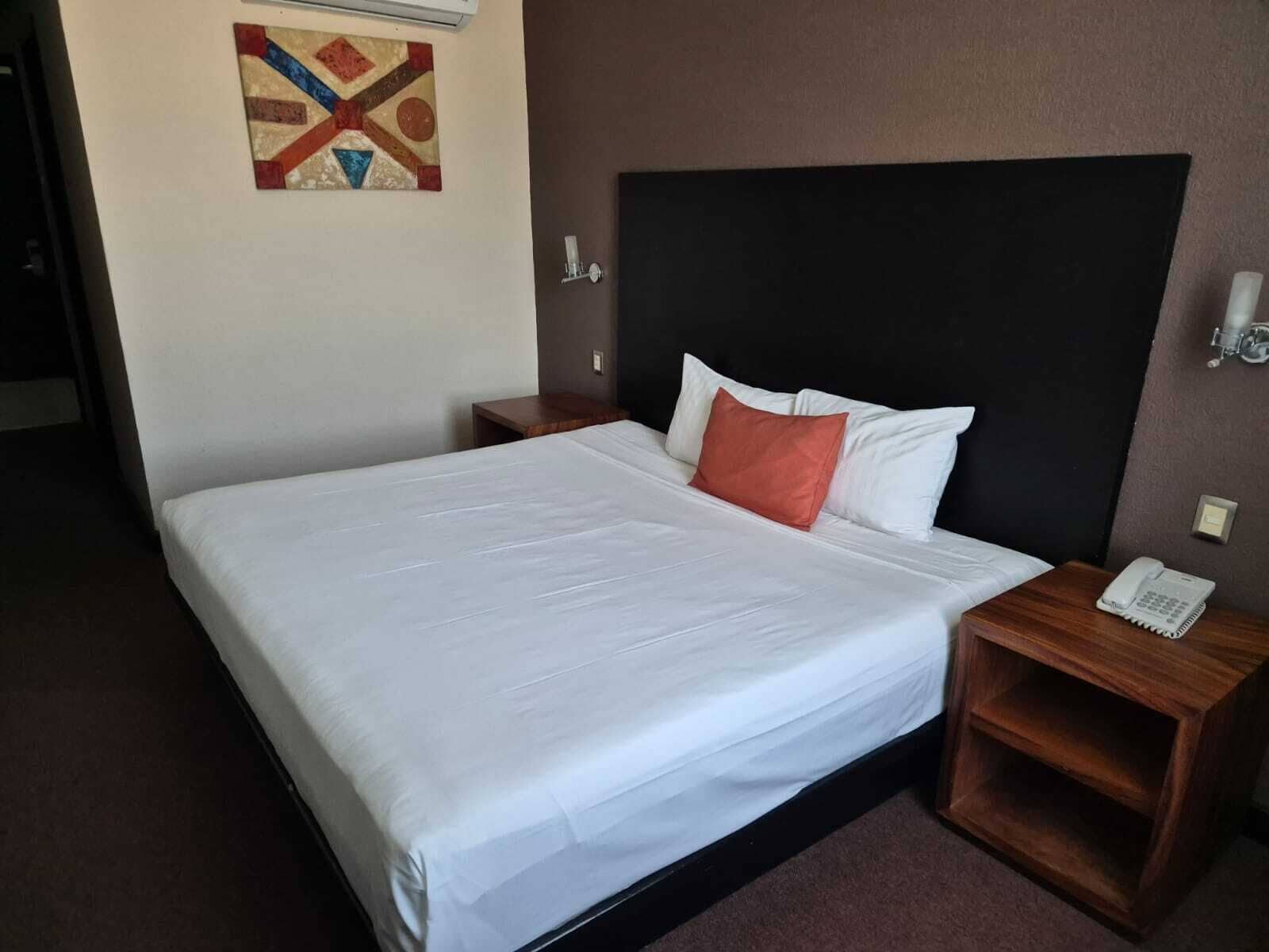 Habitación individual estándar | Colchones con acolchado adicional, caja fuerte, decoración individual