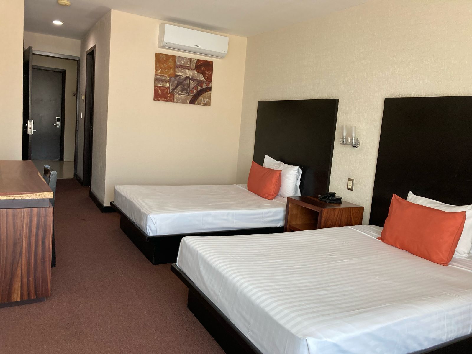 Habitación doble | Colchones con acolchado adicional, caja fuerte, decoración individual