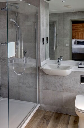 Bathtub, hair dryer, bathrobes, towels - Garner Hotel Nottingham City Centre by IHG (Nottingham)
