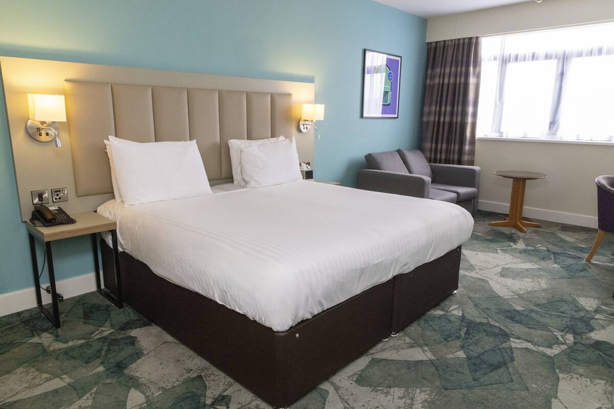 1 Schlafzimmer, Zimmersafe, Schreibtisch, Bügeleisen/Bügelbrett