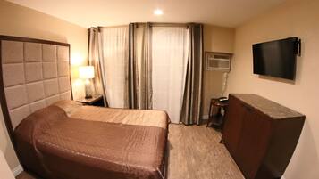 Kamar, 1 Tempat Tidur Queen, Bebas Asap Rokok | Meja kerja, tirai kedap cahaya, setrika/meja setrika, dan Wi-Fi gratis