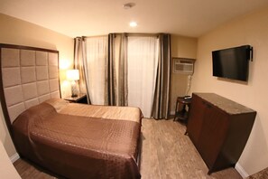 Room, 1 Queen Bed, Non Smoking | Desk, blackout drapes, iron/ironing board, free WiFi - Santa Cruz Inn Riverside (Riverside)