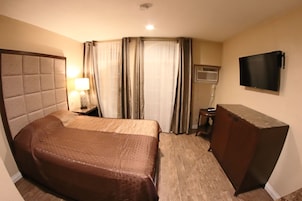 Room, 1 Queen Bed, Non Smoking | Desk, blackout drapes, iron/ironing board, free WiFi