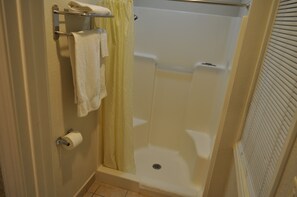 Room, 1 Queen Bed, Non Smoking | Bathroom shower - Santa Cruz Inn Riverside (Riverside)
