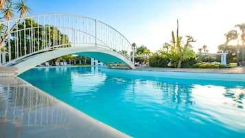 Una piscina al aire libre de temporada